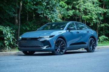 Toyota revela novo Crown Sport híbrido no Japão